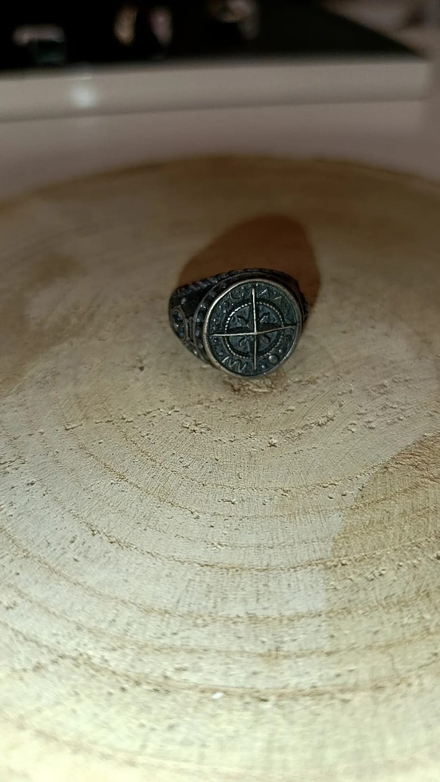 Anello chevalier "bussola" argento brunito