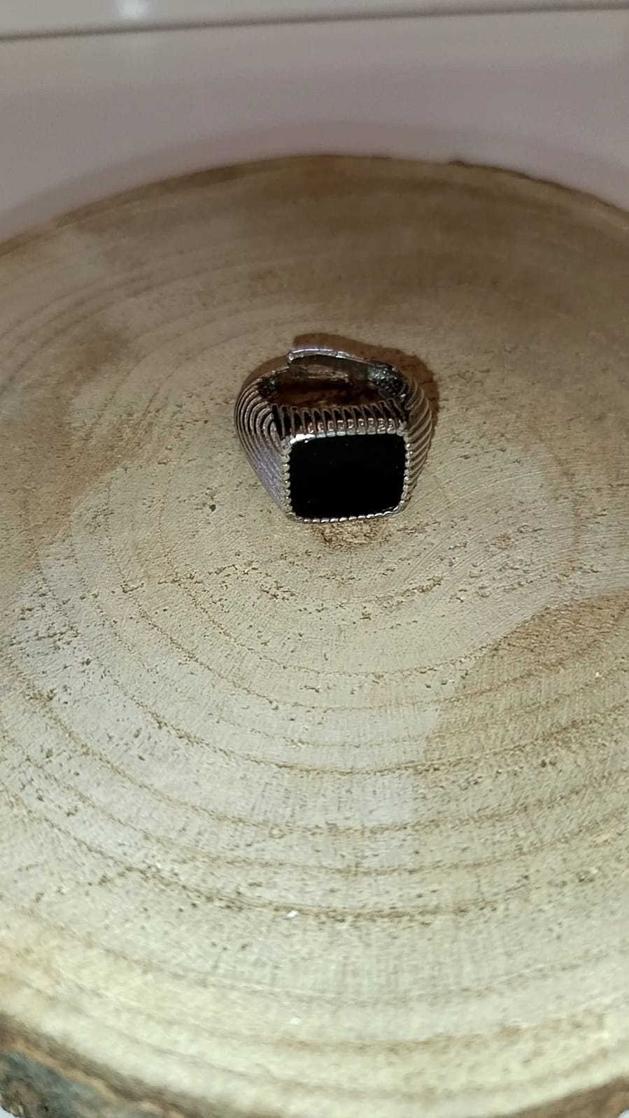 Anello chevalier "scudo quadrato zigrinato" argento