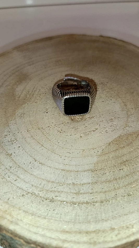 Anello chevalier  "scudo quadrato zigrinato" argento
