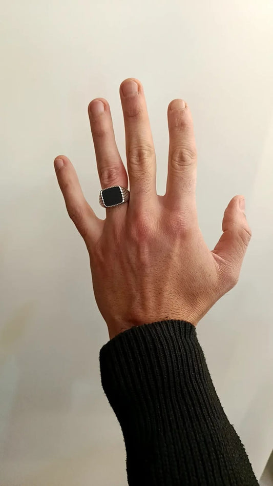 Anello chevalier  "scudo quadrato zigrinato" argento