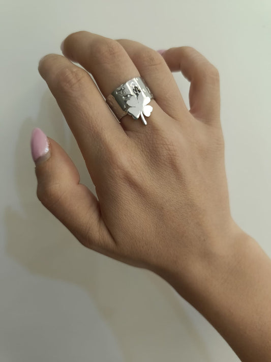 Anello fascia con quadrifoglio pendente