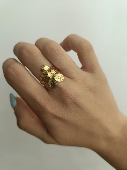 Anello fiore martellato