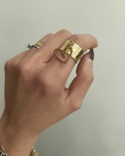 Anello fascia con cuore pendente